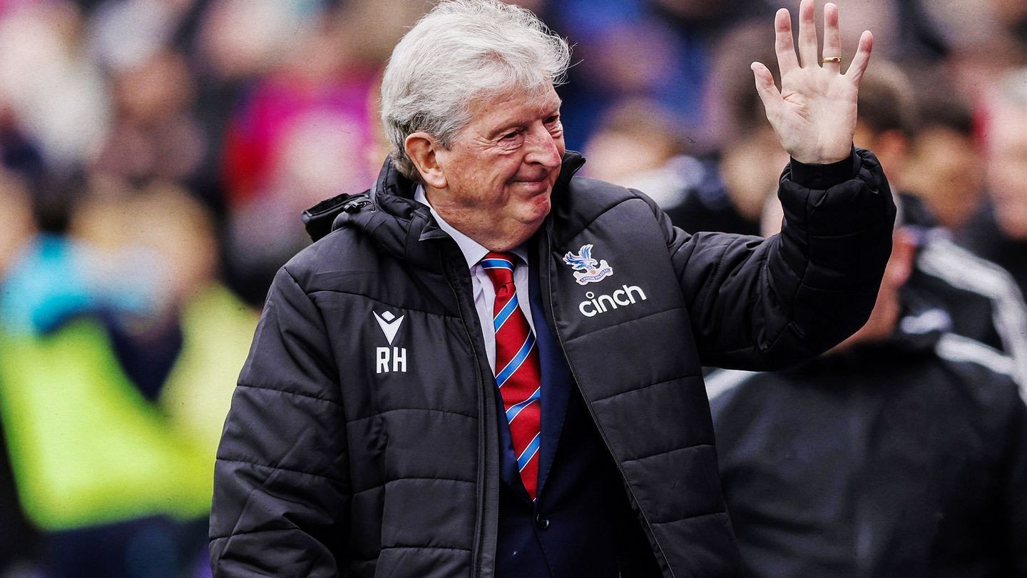 HLV Roy Hodgson của Crystal Palace được đưa vào bệnh viện.