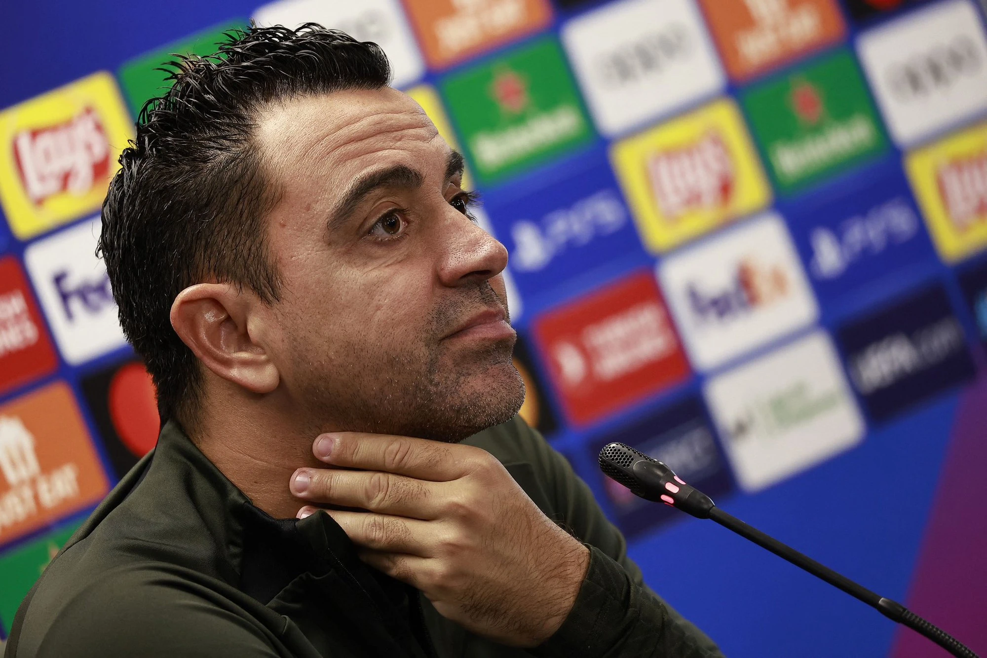 Chủ tịch Barca vẫn tin tưởng giữ chân Xavi