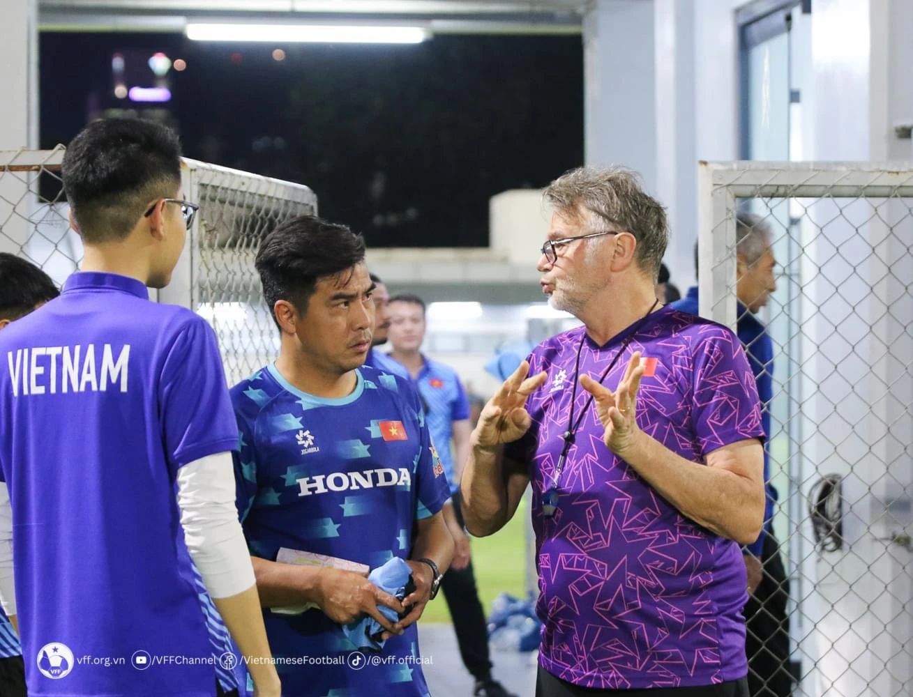 HLV Troussier tiếp tục gặp thất bại trước đội tuyển Indonesia